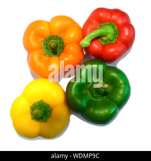 Frisches Gemüse bell Rot, Gelb, Grün, Orange Paprika auf weißem Hintergrund, Ansicht von oben Stockfoto