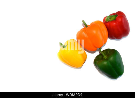 Frisches Gemüse. Orange, Gelb, Grün, Rot Paprika oder "Capsicum" auf weißem Hintergrund, kopieren Raum Stockfoto