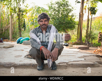 Porträt eines mittleren Alters Indischen ländlichen indischen Bauern in der Nähe von Khajuraho, Madhya Pradesh, Indien, Asien Stockfoto