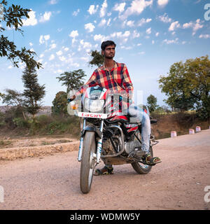 Indische Mann sitzt auf seinem Motorrad in der Nähe von Khajuraho, Madhya Pradesh, Indien, Asien Stockfoto