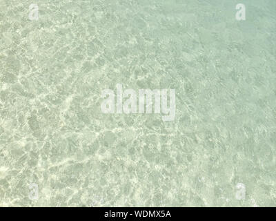 Licht Sand unter dem Meer Wasser am Strand, Textur. Wundervolles kristallklares Wasser. Sand Hintergrund Textur unter Wasser Stockfoto