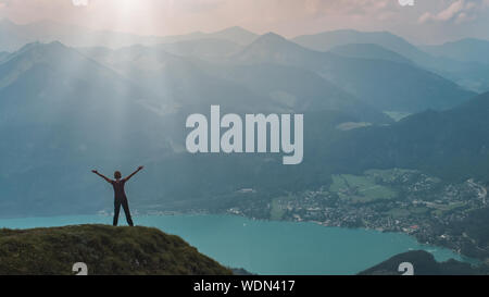 Junge Frau glücklich auf dem Gipfel des Berges Stockfoto