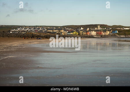 Blick auf Lahinch oder Lehinch Stadt und Lahinch Strand in Liscannor Bay bei Ebbe, County Clare, Irland Stockfoto