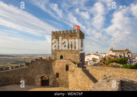 MONSARAZ, PORTUGAL - Juni 8, 2019: die Menschen, die in der mittelalterlichen Burg und Stadt Monsaraz. Eine touristische Attraktion im Alentejo, Portugal. Von t Stockfoto