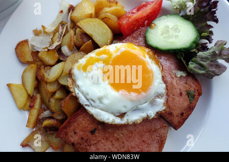 Leberkäse mit Bratkartoffeln und Spiegelei - typisch deutsches Tellergericht Stockfoto