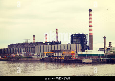 Nicht rauchenden Schlote von thermischen Kraftwerk in Buenos Aires Stockfoto