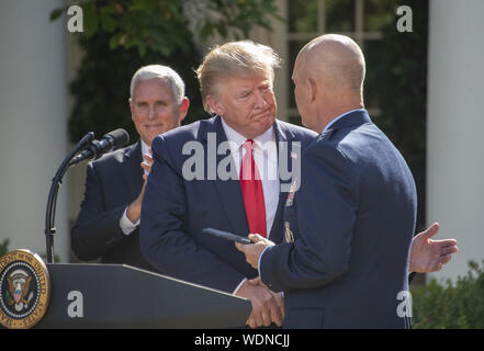 August 29, 2019, Washington, District of Columbia, USA: General John W.'' Jay'' Raymond, Commander, Air Force Space Command, rechts, präsentiert eine momento Präsident der Vereinigten Staaten von Amerika Donald J. Trumpf, Mitte, bei der Feier zur Gründung der US Space Command im Rosengarten des Weißen Hauses in Washington, DC am Donnerstag, 29. August 2019. Der Befehl wird die Führung der militärischen Agentur werden für die Planung und Ausführung von Space Operations und wird ein Schritt sein in Richtung auf die Schaffung einer Space Force als neuen militärischen Service. US-Vizepräsident Mike Pence applaudiert am linken (Credit Bild: © Ron Sachs/C Stockfoto