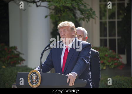 Washington, District of Columbia, USA. 29 Aug, 2019. Präsidenten der Vereinigten Staaten Donald J. Trumpf macht Erläuterungen zur Gründung der US Space Command im Rosengarten des Weißen Hauses in Washington, DC am Donnerstag, 29. August 2019. Der Befehl wird die Führung der militärischen Agentur werden für die Planung und Durchführung von Operationen und ein Schritt in Richtung zur Errichtung eines Space Force als neue militärische Service Credit: Ron Sachs/CNP/ZUMA Draht/Alamy leben Nachrichten Stockfoto