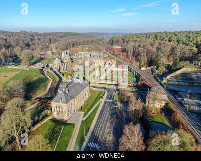 Luftaufnahme der Abtei von Villers Ruinen, eine ehemalige Zisterzienserabtei in der Nähe von Villers-la-Ville in der Provinz Brabant in der Wallonie, Belgien Stockfoto