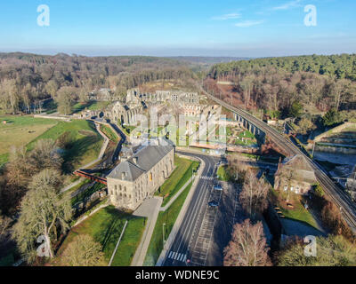 Luftaufnahme der Abtei von Villers Ruinen, eine ehemalige Zisterzienserabtei in der Nähe von Villers-la-Ville in der Provinz Brabant in der Wallonie, Belgien Stockfoto