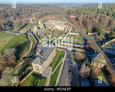 Luftaufnahme der Abtei von Villers Ruinen, eine ehemalige Zisterzienserabtei in der Nähe von Villers-la-Ville in der Provinz Brabant in der Wallonie, Belgien Stockfoto