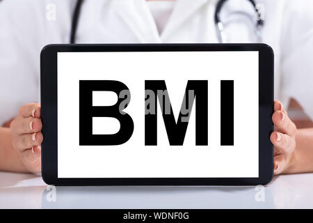 In der Nähe der weiblichen Arzt Zeigt digitale Tablet mit Bmi Text Stockfoto