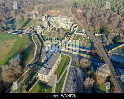 Luftaufnahme der Abtei von Villers Ruinen, eine ehemalige Zisterzienserabtei in der Nähe von Villers-la-Ville in der Provinz Brabant in der Wallonie, Belgien Stockfoto