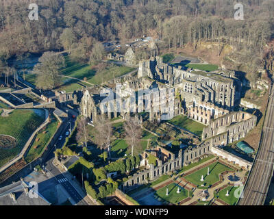 Luftaufnahme der Abtei von Villers Ruinen, eine ehemalige Zisterzienserabtei in der Nähe von Villers-la-Ville in der Provinz Brabant in der Wallonie, Belgien Stockfoto