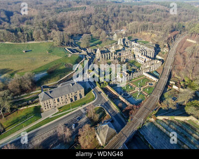 Luftaufnahme der Abtei von Villers Ruinen, eine ehemalige Zisterzienserabtei in der Nähe von Villers-la-Ville in der Provinz Brabant in der Wallonie, Belgien Stockfoto