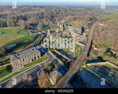 Luftaufnahme der Abtei von Villers Ruinen, eine ehemalige Zisterzienserabtei in der Nähe von Villers-la-Ville in der Provinz Brabant in der Wallonie, Belgien Stockfoto