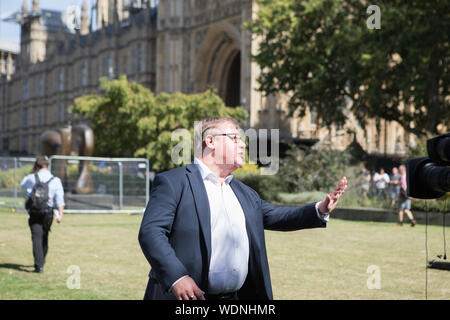 Westminster, London, Großbritannien. 29. August 2019. Mark Francois MP, Stellvertretender Vorsitzender der European Research Group (ERG) in College Green interviewt reagiert auf einen Austausch mit einem pro-europe Unterstützer (off). Der Premierminister Boris Johnson hat die Königin bat das Parlament zu vertagen. Stockfoto