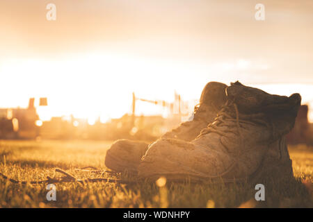 Workmens Schuhe fallen in verschoben und Dreck neben einer Baustelle Stockfoto