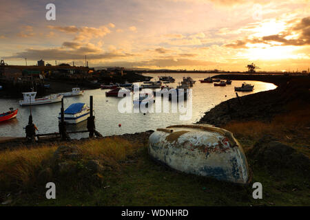 Am späten Abend Sonnenlicht und Fischerboote vertäut im Hafen in Redcar, Teeside, England, Großbritannien Stockfoto