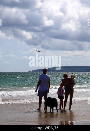 Bournemouth, UK. 29 Aug, 2019. Die Leute am Strand beobachten ein Lancaster Bomber am Bournemouth, Dorset, am 28. August 2019. Credit: Paul Marriott/Alamy leben Nachrichten Stockfoto