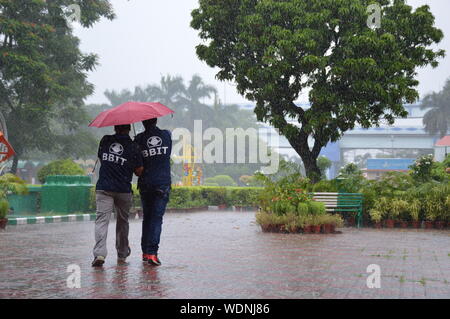 Kolkata, Indien. 29 Aug, 2019. Männer gehen durch den Monsun Regen an der Science City, Kolkata. (Foto durch Biswarup Ganguly/Pacific Press) Quelle: Pacific Press Agency/Alamy leben Nachrichten Stockfoto