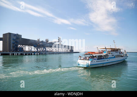 TUAPSE, Russland, 12. AUGUST 2018: Passagierschiff mit Touristen auf dem Hintergrund der laden Terminal der Seehafen Stockfoto