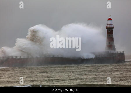 Sehr große Welle schlagen, das Meer Wand während einer Sturmflut in Sunderland, Tyne und Wear, England, Großbritannien Stockfoto