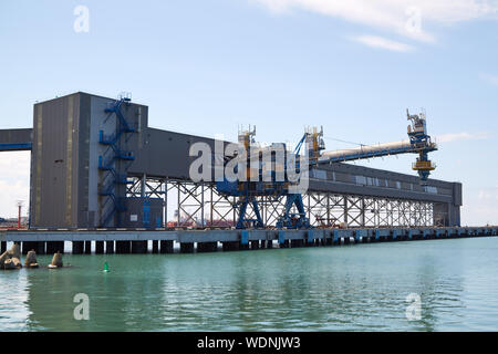 TUAPSE, Russland, 12. AUGUST 2018: die Beladung der Tuapse meer Handel Hafen im Zentrum der Stadt Stockfoto