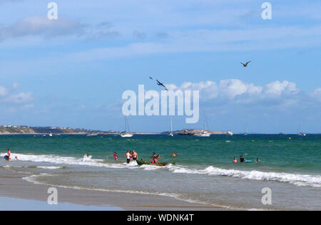 Bournemouth, UK. 29 Aug, 2019. Menschen spielen im Meer als die Schlacht von Großbritannien Memorial Flug Bournemouth, Dorset, am 28. August 2019 führen. Credit: Paul Marriott/Alamy leben Nachrichten Stockfoto