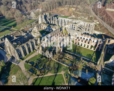 Luftaufnahme der Abtei von Villers Ruinen, eine ehemalige Zisterzienserabtei in der Nähe von Villers-la-Ville in der Provinz Brabant in der Wallonie, Belgien Stockfoto