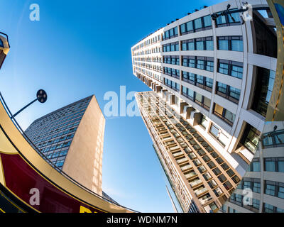 Weitwinkelaufnahme der hohe Gebäude in der City von London gegen den blauen Himmel in England Stockfoto