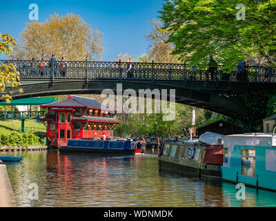 Schöne Region von Camden Town im Regents Park mit Boote auf dem Kanal und chinesische Tempel in der Nähe der Brücke in London, England Stockfoto