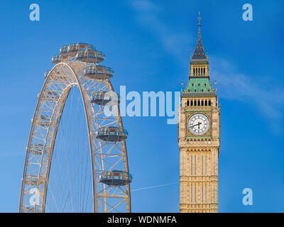 Die berühmten Sehenswürdigkeiten von England Big Ben, London Eye auf blauen Himmel Stockfoto