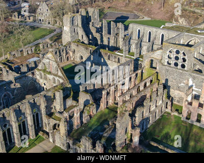 Luftaufnahme der Abtei von Villers Ruinen, eine ehemalige Zisterzienserabtei in der Nähe von Villers-la-Ville in der Provinz Brabant in der Wallonie, Belgien Stockfoto