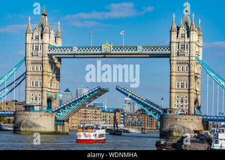 Nahaufnahme eines der berühmten Wahrzeichen von London Tower Bridge mit offenen Toren in England, Großbritannien Stockfoto