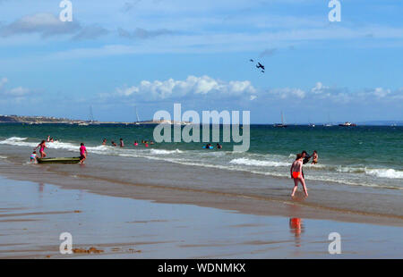 Bournemouth, UK. 29 Aug, 2019. Menschen spielen im Meer als die Schlacht von Großbritannien Memorial Flug Bournemouth, Dorset, am 28. August 2019 führen. Credit: Paul Marriott/Alamy leben Nachrichten Stockfoto