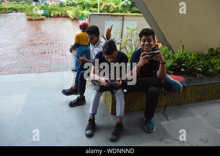 Kolkata, Indien. 29 Aug, 2019. Jungen sind beschäftigt mit Ihrem Smartphone. (Foto durch Biswarup Ganguly/Pacific Press) Quelle: Pacific Press Agency/Alamy leben Nachrichten Stockfoto