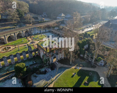 Luftaufnahme der Abtei von Villers Ruinen, eine ehemalige Zisterzienserabtei in der Nähe von Villers-la-Ville in der Provinz Brabant in der Wallonie, Belgien Stockfoto