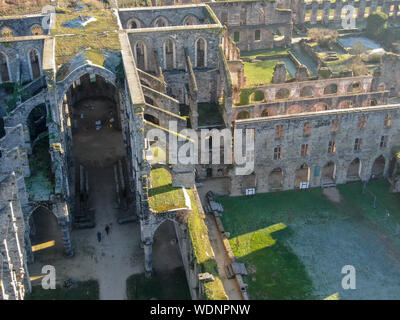Luftaufnahme der Abtei von Villers Ruinen, eine ehemalige Zisterzienserabtei in der Nähe von Villers-la-Ville in der Provinz Brabant in der Wallonie, Belgien Stockfoto