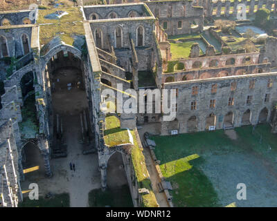 Luftaufnahme der Abtei von Villers Ruinen, eine ehemalige Zisterzienserabtei in der Nähe von Villers-la-Ville in der Provinz Brabant in der Wallonie, Belgien Stockfoto