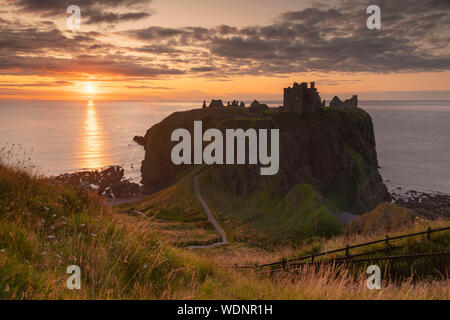 Sonnenaufgang in Dunnottar Castle, einer mittelalterlichen Festung auf einem Rocky Headland an der Aberdeenshire Coast, Schottland Stockfoto