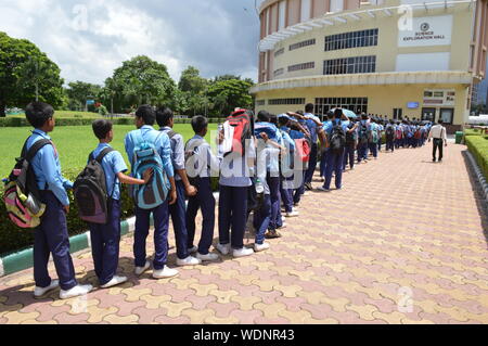 Kolkata, Indien. 29 Aug, 2019. Schülerinnen und Schüler sind an der Wissenschaft Exploration Halle der Science City, Kolkata als pädagogische besuchen. (Foto durch Biswarup Ganguly/Pacific Press) Quelle: Pacific Press Agency/Alamy leben Nachrichten Stockfoto