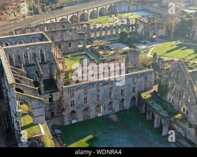 Luftaufnahme der Abtei von Villers Ruinen, eine ehemalige Zisterzienserabtei in der Nähe von Villers-la-Ville in der Provinz Brabant in der Wallonie, Belgien Stockfoto