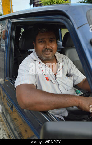 Kolkata, Indien. 29 Aug, 2019. Ein Shuttle Auto fahrer bietet eine Fahrt von SDF zu PTS mit Lächeln. (Foto durch Biswarup Ganguly/Pacific Press) Quelle: Pacific Press Agency/Alamy leben Nachrichten Stockfoto