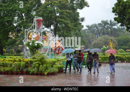 Kolkata, Indien. 29 Aug, 2019. Studenten Gruppe ist die Eingabe durch den Monsun Regen an der Science City, Kolkata. (Foto durch Biswarup Ganguly/Pacific Press) Quelle: Pacific Press Agency/Alamy leben Nachrichten Stockfoto