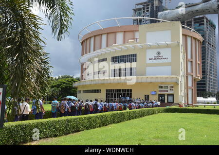 Kolkata, Indien. 29 Aug, 2019. Schülerinnen und Schüler sind an der Wissenschaft Exploration Halle der Science City, Kolkata als pädagogische besuchen. (Foto durch Biswarup Ganguly/Pacific Press) Quelle: Pacific Press Agency/Alamy leben Nachrichten Stockfoto