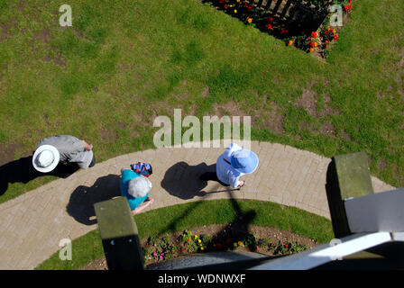 Ansicht von der Oberseite des windmell von drei älteren Menschen vorbei am Boden, Norfolk, England Stockfoto