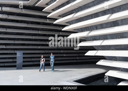 Ein Mann und eine Frau auf der Riverside Walk Am Firth von Tay in Dundee, wo es unter dem V&A Museum Stockfoto