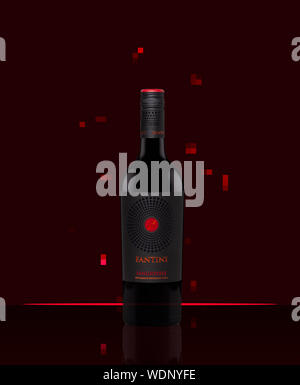 Amsterdam, Holland August 2019, isoliert und die Flasche Fantini Rotwein gegen funkelnden roten Hintergrund Stockfoto