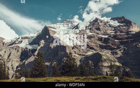 Alpenszenen in der Jungfrau Region, einem Alpengebirge mit den Gipfeln Jungfrau, Eiger und Mönch in den Schweizer Alpen. Stockfoto